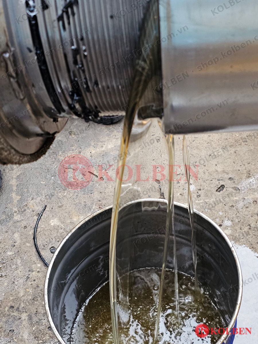 Xả dầu thủy lực khi tháo xy lanh để thay phớt