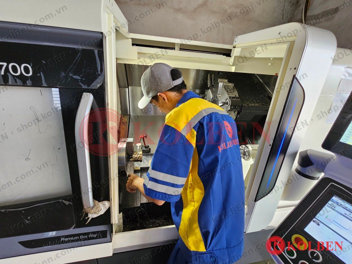 Kỹ thuật viên KOLBEN gia công bạc đồng SPB trên máy tiện CNC