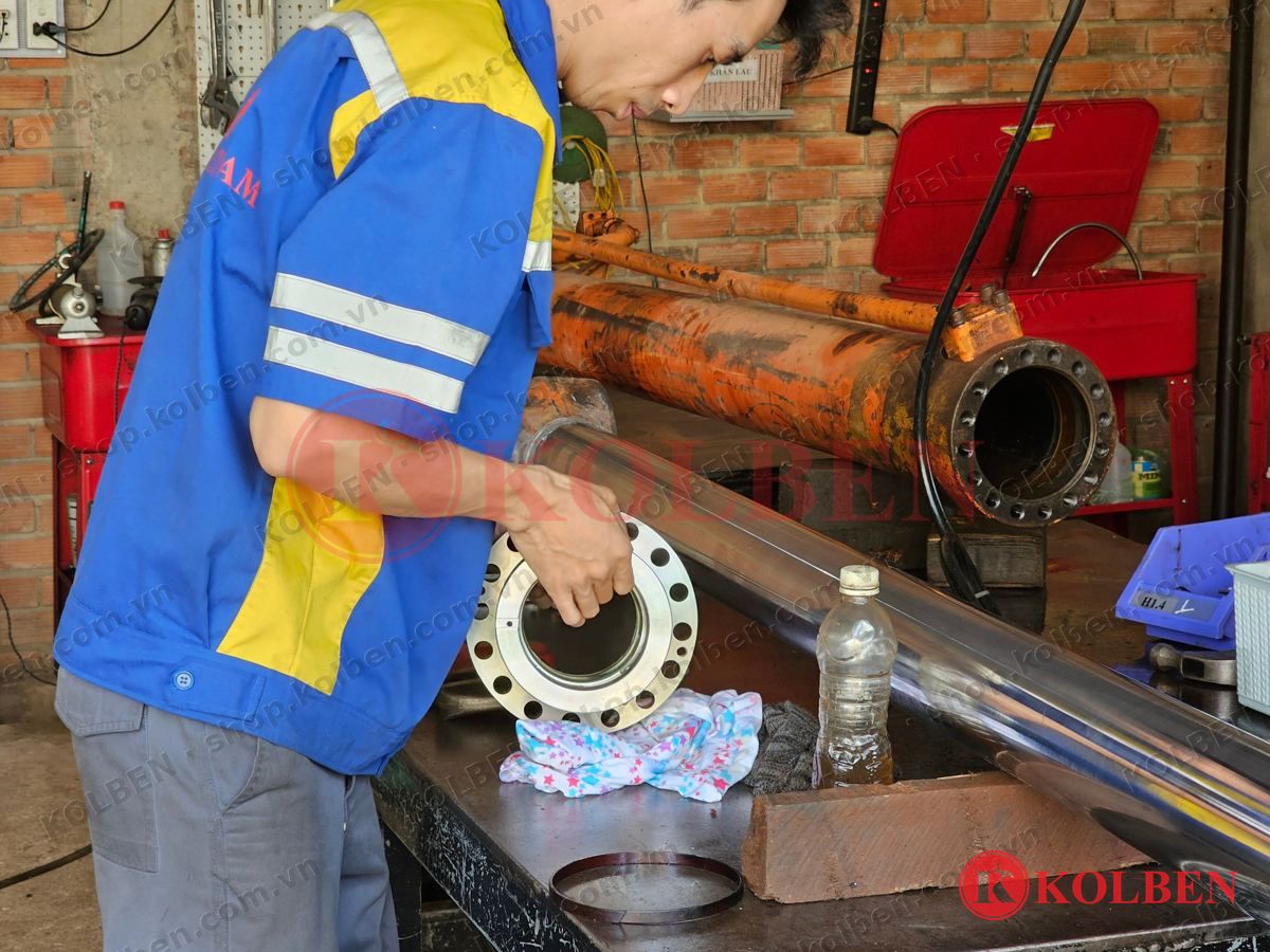 Kỹ thuật viên KOLBEN kiểm tra nắp xy lanh và vòng dẫn hướng trước khi lắp