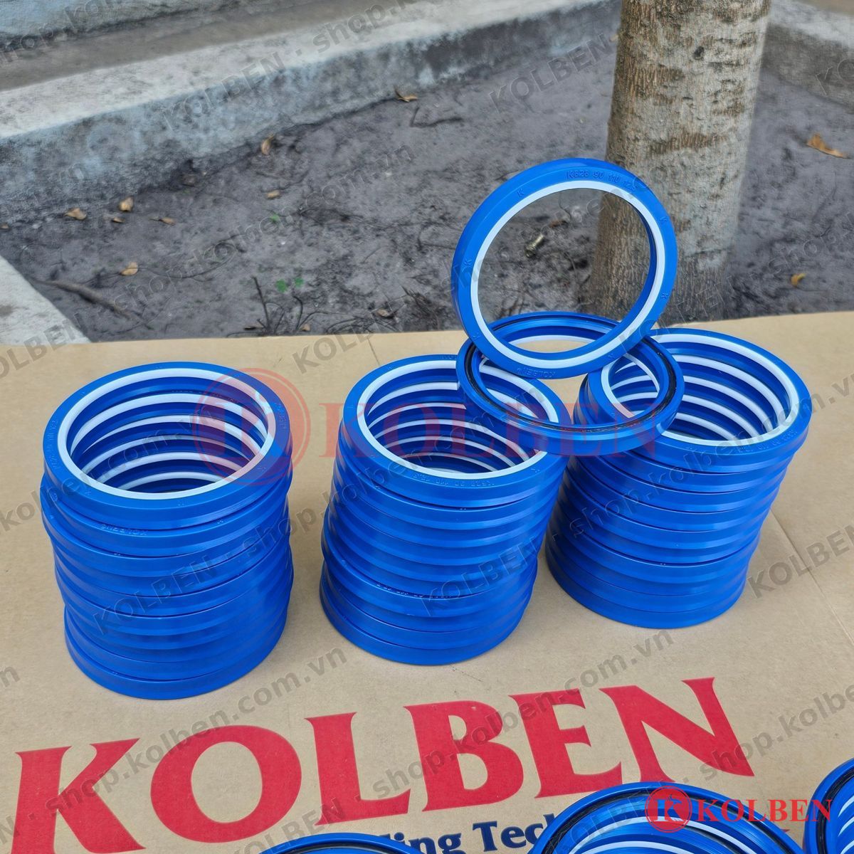 Phớt thủy lực KOLBEN K628 90x110x12.5 màu xanh xếp trên thùng hàng KOLBEN