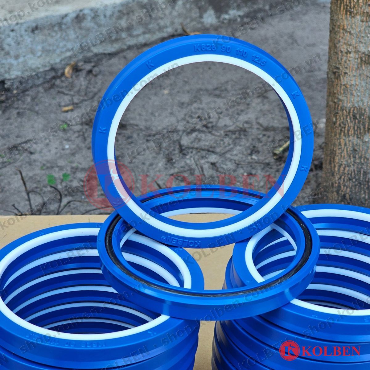 Phớt ty ben KOLBEN K628 twin lip có vòng chống đùn màu trắng, in mã K628 90 110 12.5