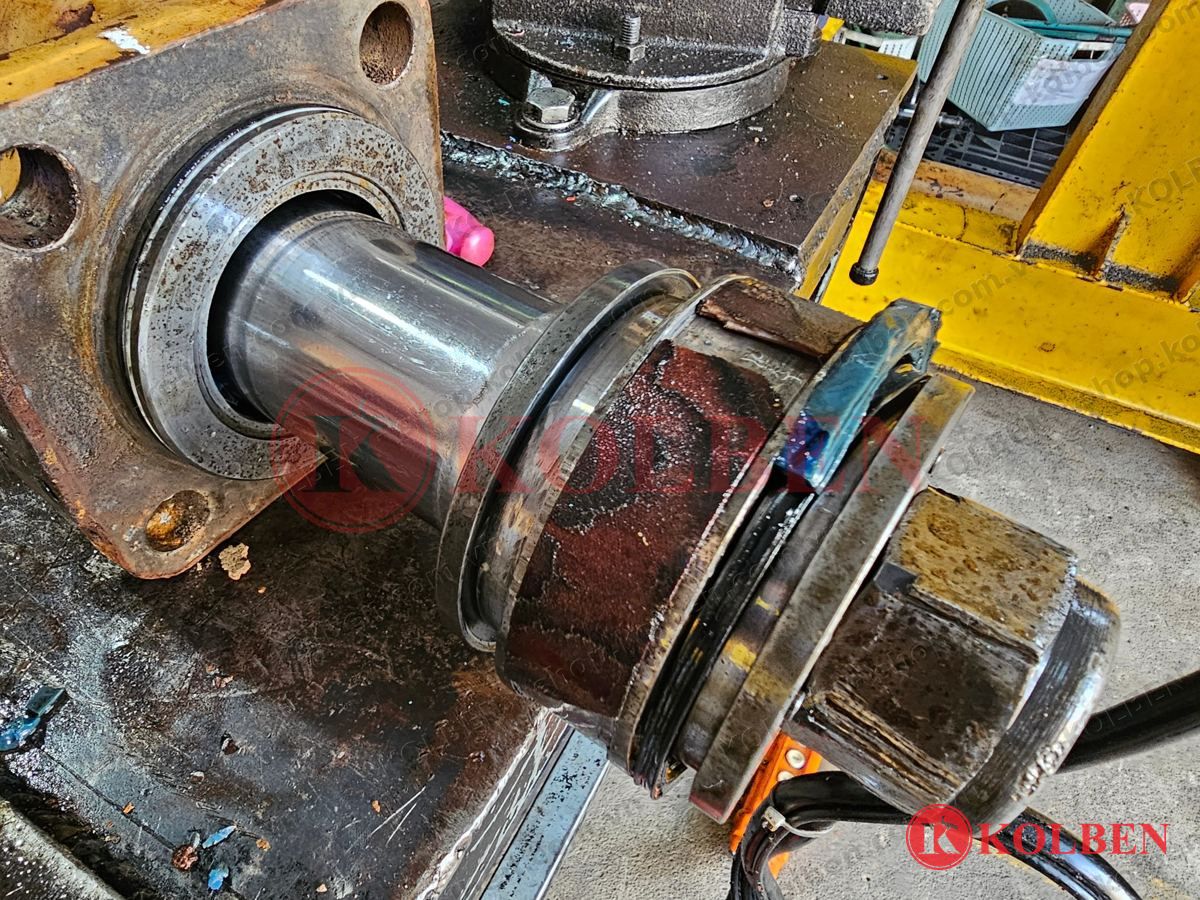 Piston xy lanh thủy lực với vòng dẫn hướng bị bong rách và phớt piston xanh bị vỡ