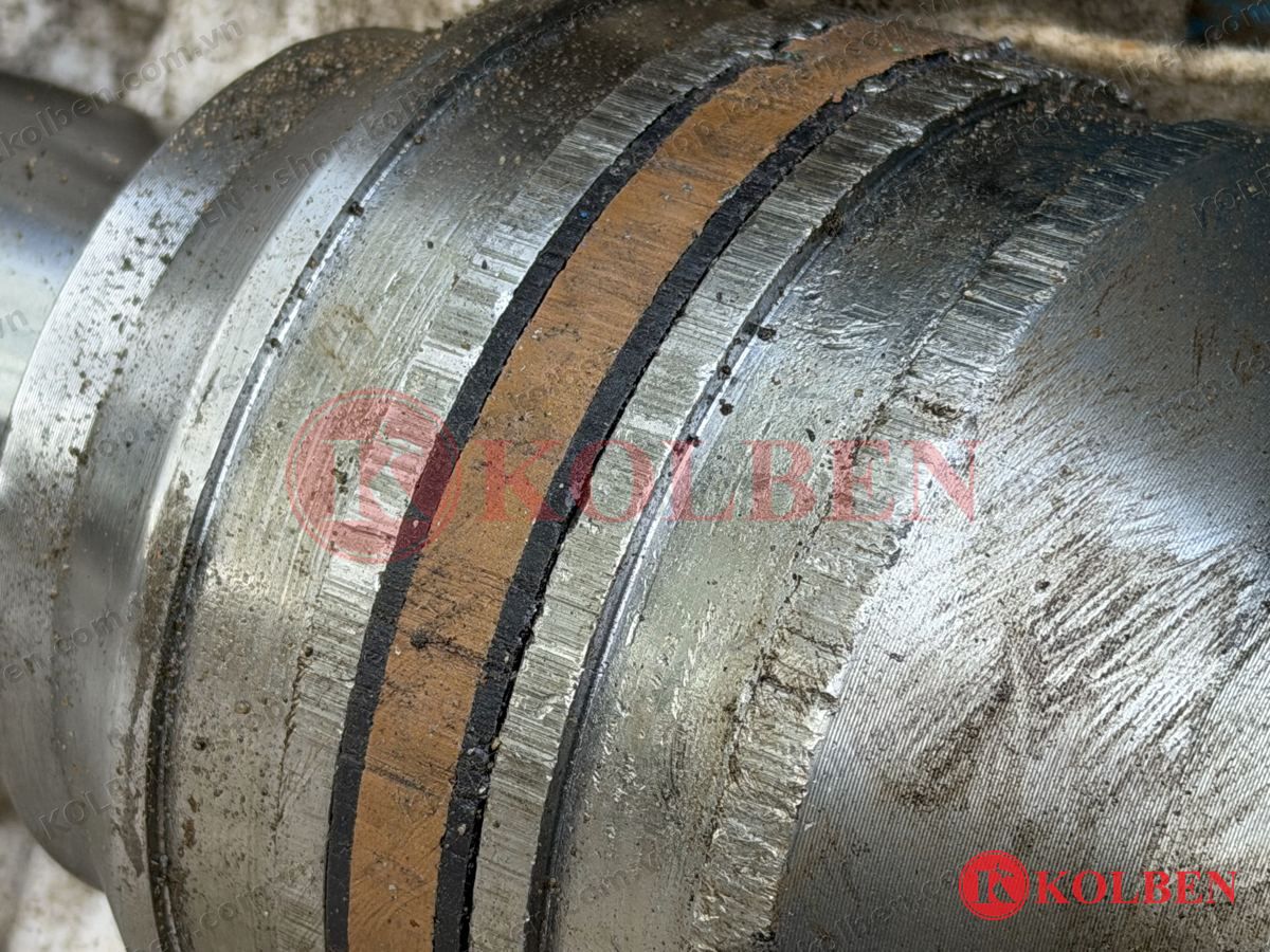 Piston xy lanh bị cà xước do kim loại chạm kim loại với ống