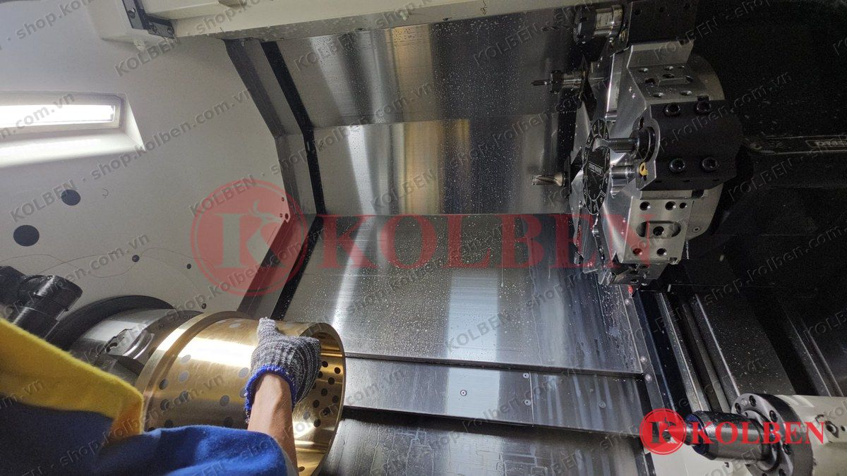 Tiện CNC bạc đồng cấy graphite đường kính lớn tại xưởng KOLBEN
