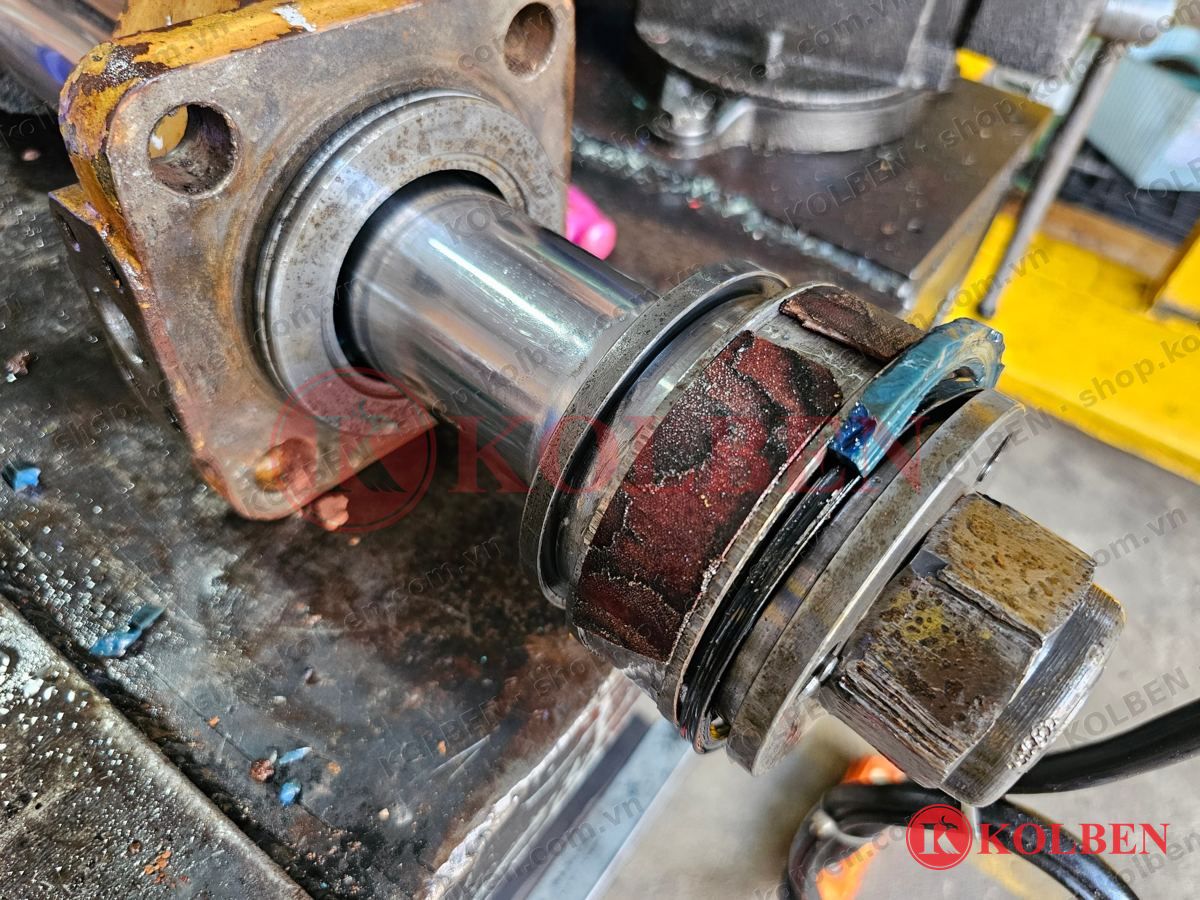 Vòng dẫn hướng piston xy lanh bị bong tách, phớt piston bị đùn rách
