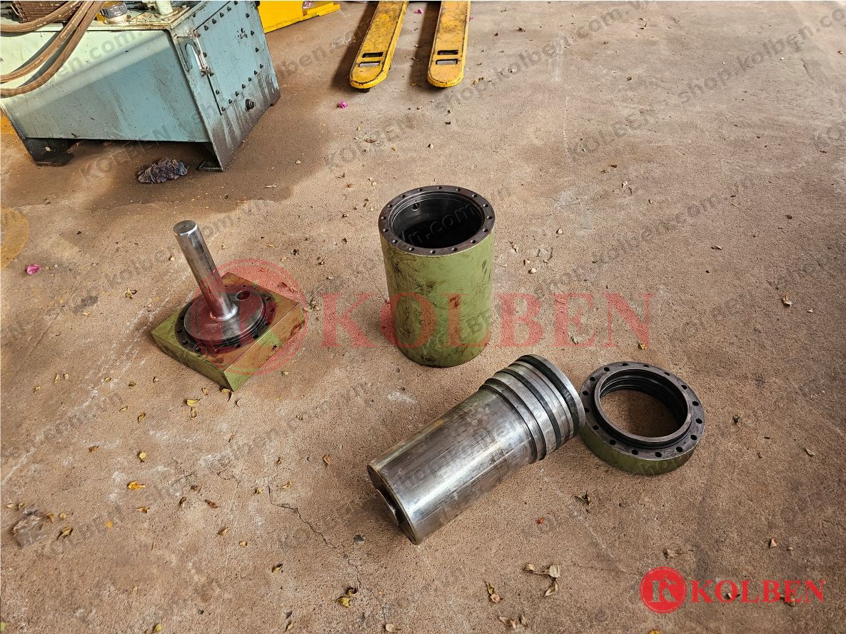 Xy lanh máy ép thủy lực được tháo rời: ống, piston, ty và nắp