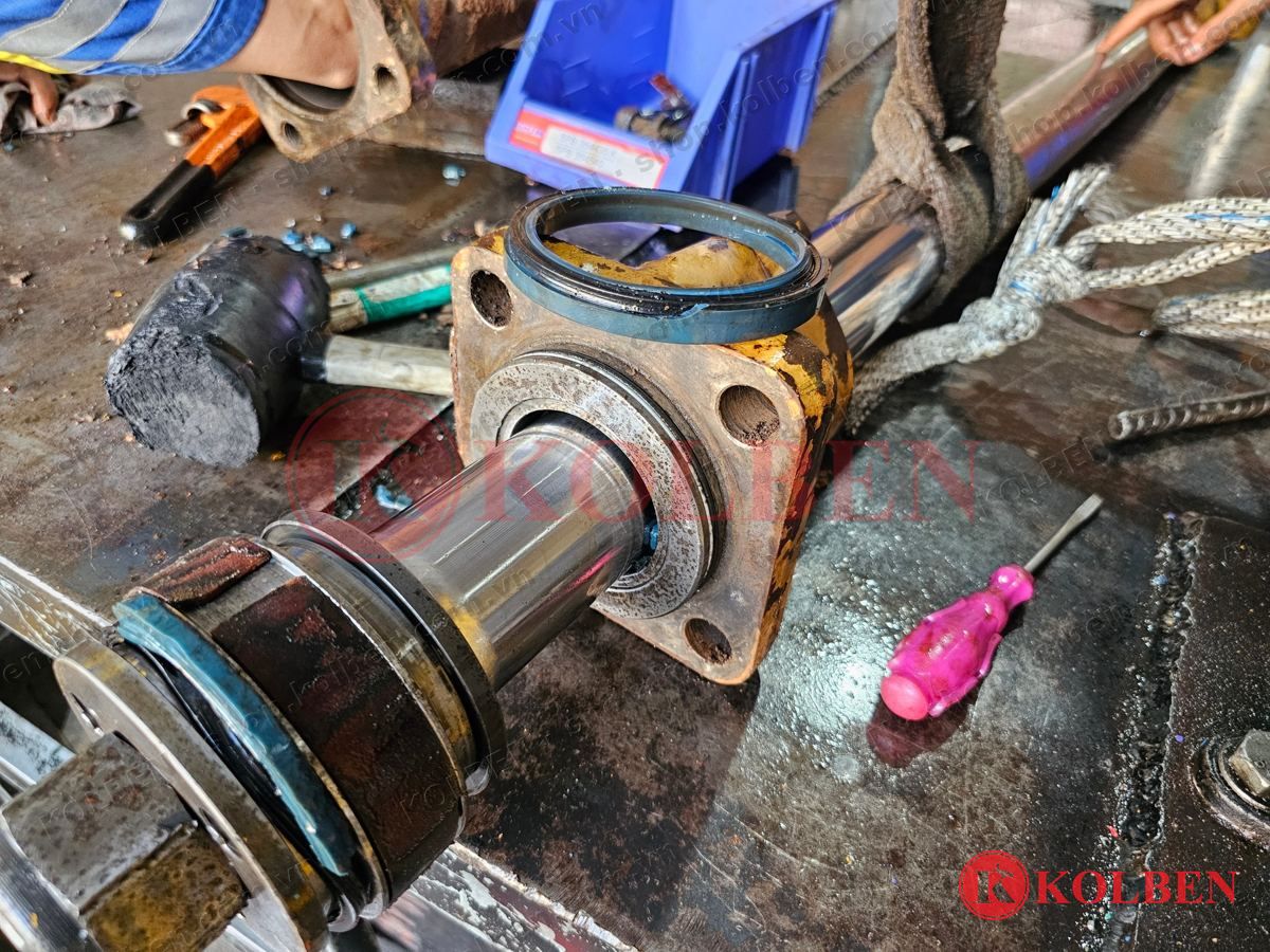 Xy lanh thủy lực cỡ lớn được tháo rời để kiểm tra ty, piston và vòng dẫn hướng